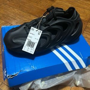 Adidas  AdiFOM Q size 9 in black new. (Box is beat up )